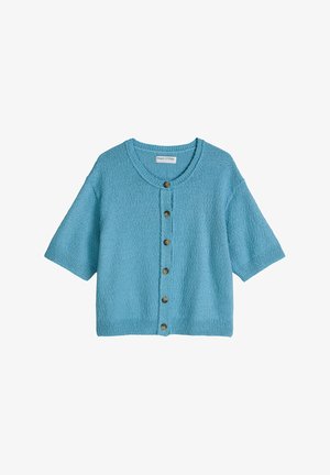 Blauer Strickcardigan mit kurzen Ärmeln, Rundhalsausschnitt und sechs braunen Knöpfen vorne, mit dem Etikett Marc O'Polo.
