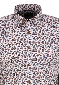 Valkoinen paita, jossa on paisley-kuvio punaisena, sinisenä, vihreänä ja ruskeana, teräväkauluksella ja ruskeilla napilla pliseerillä.