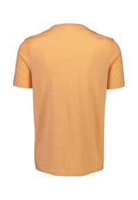 Camiseta de manga corta en naranja claro, con un corte relajado, cuello redondo y una tela suave y texturizada con un ligero aspecto jaspeado.