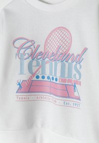 Felpa bianca con grafica nei toni del blu e del rosa pastello che presenta la scritta "Cleveland Tennis", un campo da tennis e figure che giocano, fondata nel 1927.
