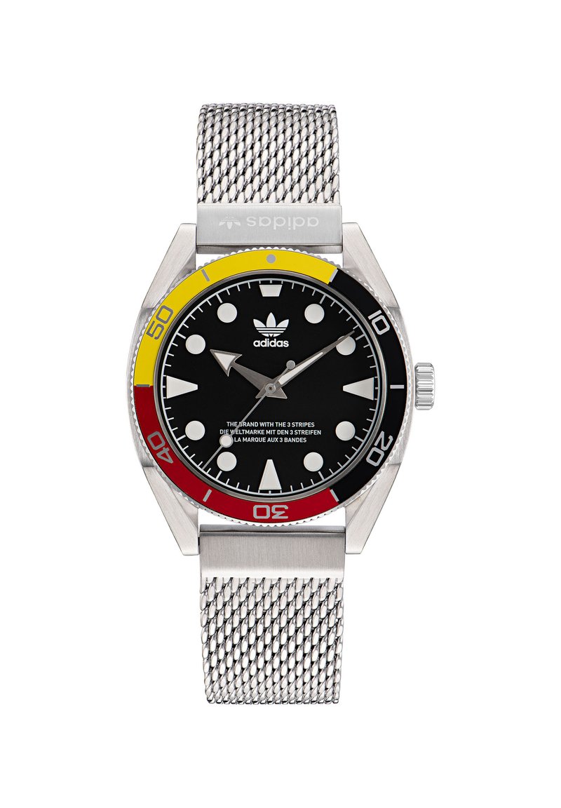 Silberner Edelstahlarmbanduhr mit schwarzem Zifferblatt, auffälligen weißen Stundenmarkierungen und roten sowie gelben Akzenten auf der drehbaren Lünette. Mesh-Armband.