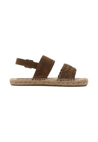 Sandal in camoscio marrone con punta intrecciata, cinturino alla caviglia regolabile e suola avvolta in juta. Design piatto con una texture naturale.