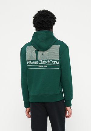 Felpa verde con cappuccio regolabile e tasca a marsupio. Presenta una stampa grafica bianca con la scritta "Ellesse Club di Corsa" sul retro e delle linee sopra.