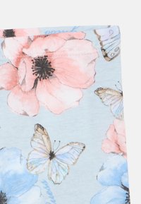 Ανοιχτό μπλε ύφασμα με λουλουδάτο μοτίβο, που περιλαμβάνει ροζ και μπλε λουλούδια και πεταλούδες, με λεπτομέρειες σε σκούρο κέντρο και ευαίσθητες διακοσμήσεις.