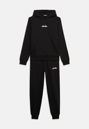 Zwarte capuchontrui en joggingbroek set met wit en oranje ellesse-logo op borst en dij, voorzakken op broek en trui.