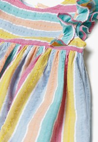 Randig klänning i flera färger med pastellnyanser av blått, rosa, gult och grönt. Volangdetaljer vid axlarna och textil med struktur.