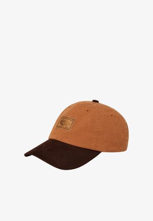 Baseballcap i brunt og tan bomuld. Har en brun skygge, tekstureret stof og et rektangulært logopatch på forsiden.
