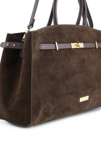 Bruine suède handtas met leren accenten, stevige dubbele handvatten, goudkleurige hardware en een gestroomlijnde, gestructureerde vorm. Geëmbossed logodetail.