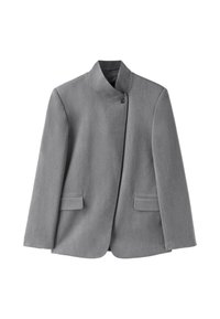 Veste grise sur mesure avec col montant, fermeture par un bouton supérieur unique et deux poches avant à rabat, présentée sur fond blanc.