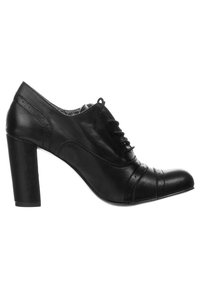 Chaussure à talons hauts en cuir noir avec une toe ronde, un laçage sur le devant, un détail de bout de chaussure et de subtiles perforations le long des coutures.