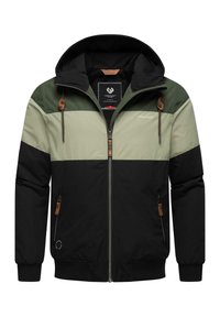 Chaqueta de hombre con capucha ajustable. Cuenta con un cuerpo negro, rayas horizontales en verde olivo y verde claro, bolsillos con cremallera y detalles en marrón.