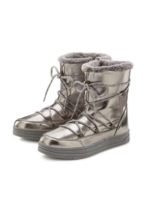 Metallisch silberne Winterstiefel mit einem Kunstfellbund, Schnürdesign und strukturierten Gummisohlen, die Sternakzente an den Seiten aufweisen.