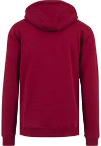 Sudadera roja con capucha y mangas largas, con textura suave y puños acanalados. La parte trasera es lisa, sin elementos de diseño adicionales.