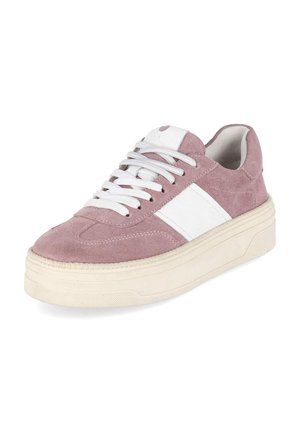 Roze suède sneaker met dikke off-white zool, witte zijstreep en witte veters, schuin weergegeven op een witte achtergrond.