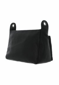 Bolso de cuero negro con un acabado texturizado, que presenta dos recortes circulares en la parte superior para las asas y una forma rectangular estructurada.