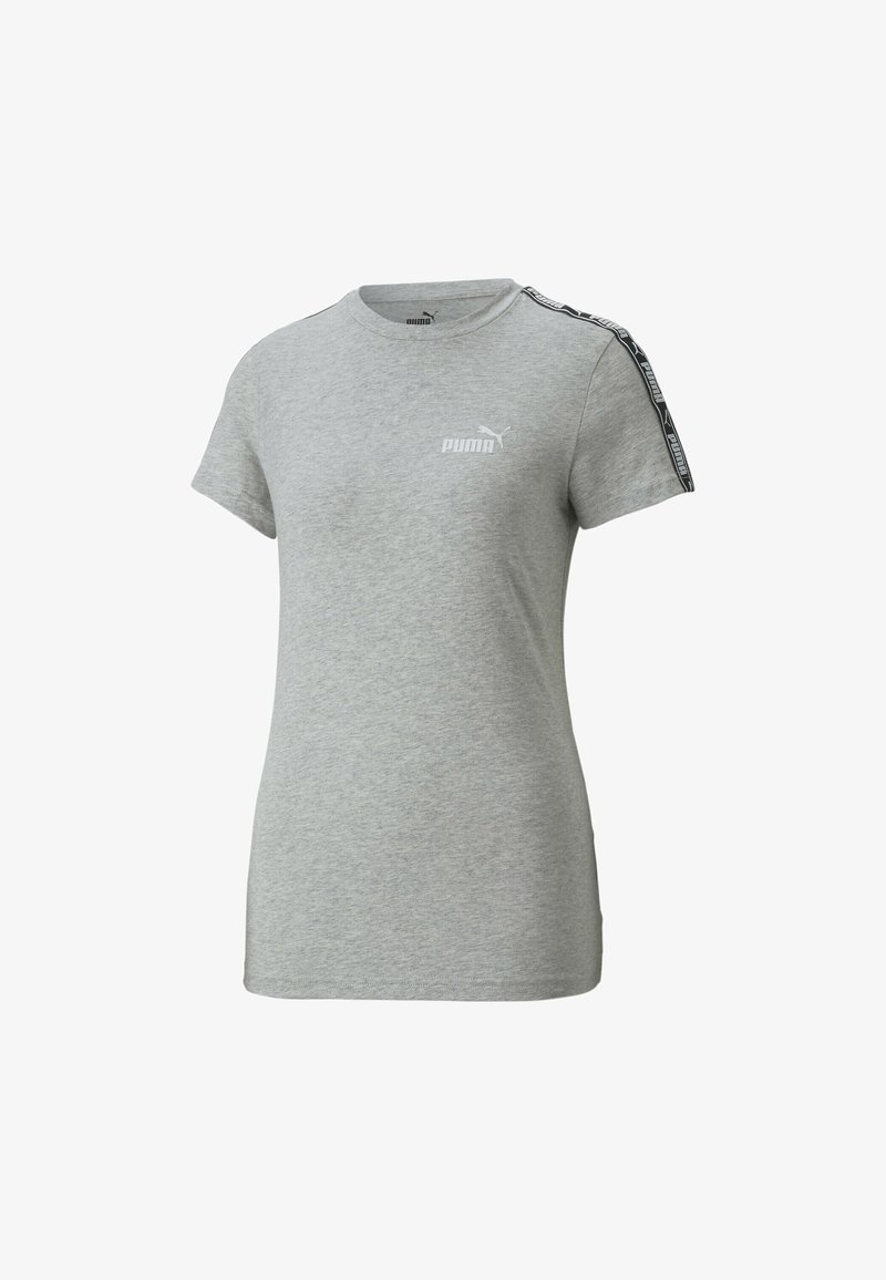 Camiseta gris de manga corta hecha de tela suave. Presenta un cuello redondo, el logo característico de Puma en blanco y acentos de rayas negras en las mangas.