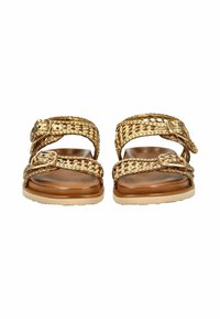 Pár hnědých tkaných sandálů se dvěma nastavitelnými přezkami a polstrovanou stélkou na béžových podrážkách.