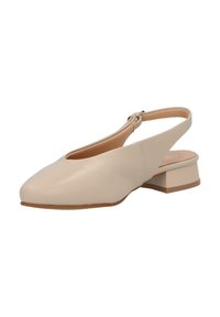Zapato beige tipo slingback con punta redonda y tacón bajo. Material de cuero suave y un sutil detalle en el forro interior. Cierre de hebilla ajustable.