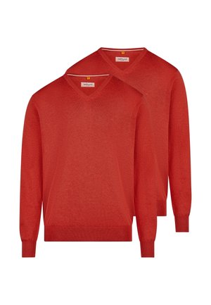 Dwa czerwone swetry z długim rękawem i dekoltem w serek, z prążkowanymi mankietami i dołem, ułożone na białym tle, częściowo nałożone na siebie.