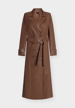 Long manteau trench en cuir marron avec boutons croisés, larges revers, taille ceinturée et détails aux poignets, présenté sur fond blanc.