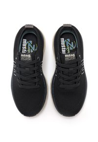 Zapatillas de malla negras con punteras redondas, superficies texturizadas y una marca blanca contrastante. Cuenta con una suela acolchada y cordones resistentes.