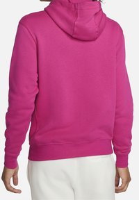 Fleecová mikina s kapucí v jasně růžové barvě s klokanským kapsou, žebrovanými manžetami a stahovací kapucí, s měkkým texturovaným povrchem.