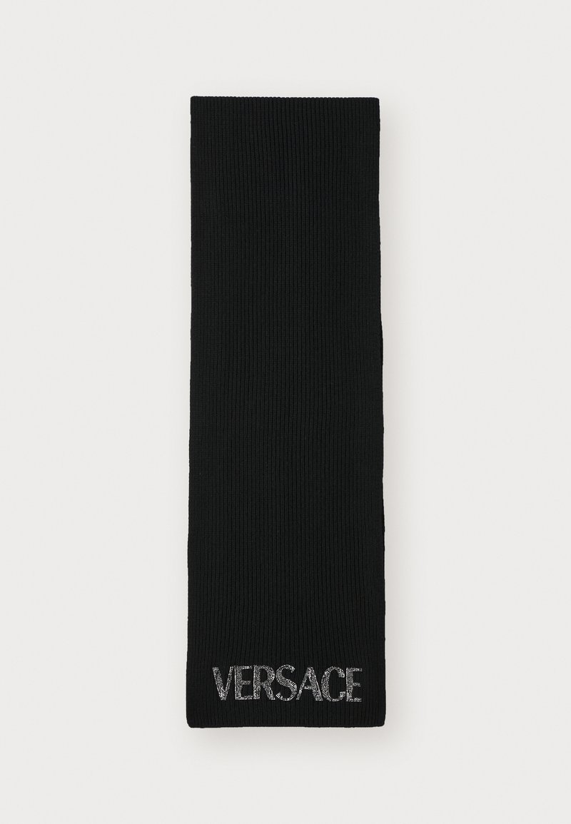 Schwarzer, gerippter Strickschal mit silberner "VERSAGE" Stickerei am unteren Ende. Rechteckige Form mit einer strukturierten Oberfläche.