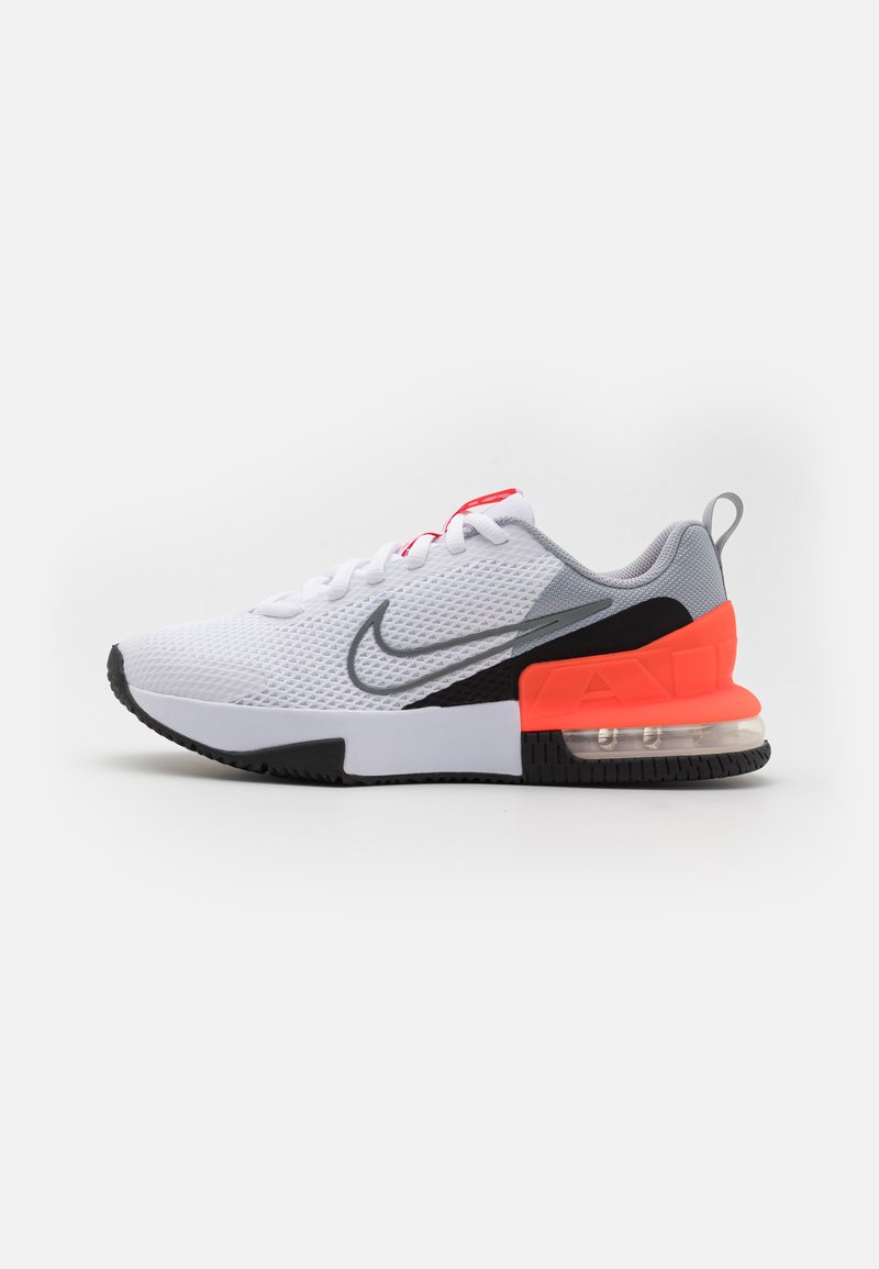 Hvid atletiksko med mesh-overdel, grå accenter, sort sål og neongul hælkudning. Har snørelukning og swoosh-logo.