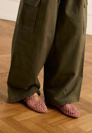 Manfield, MANFIELD ROSAFARBENE BALLERINAS IN FLECHT-OPTIK - Ballerina's met enkelbandjes - rosé