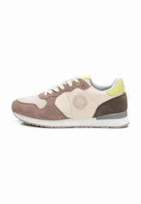 Zapatilla multicolor con una parte superior de malla y ante, que presenta secciones en beige, marrón y gris, y un acento en verde neón en el talón.