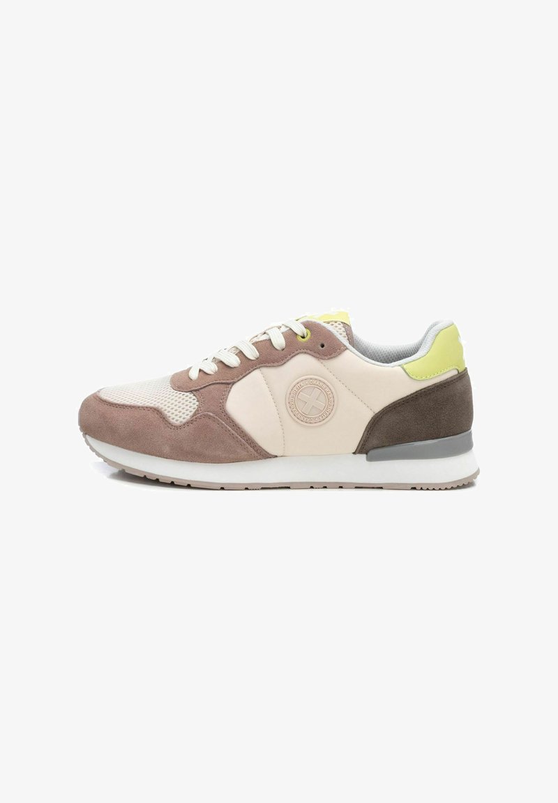 Zapatilla multicolor con una parte superior de malla y ante, que presenta secciones en beige, marrón y gris, y un acento en verde neón en el talón.