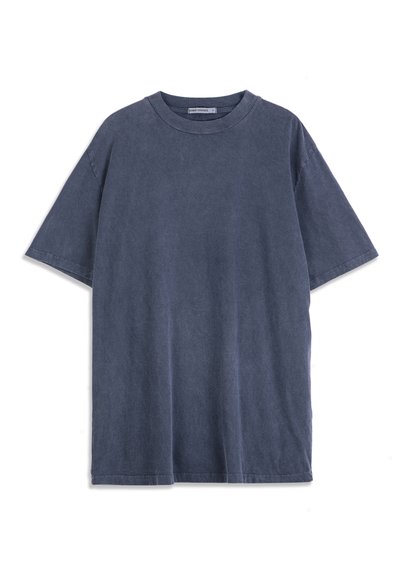 T-shirt en coton bleu marine uni, manches courtes, col rond, lavé, posé à plat sur un fond blanc.