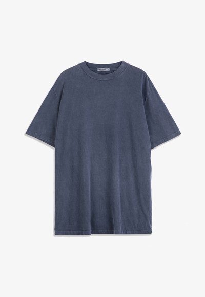 T-shirt en coton bleu marine uni, manches courtes, col rond, lavé, posé à plat sur un fond blanc.