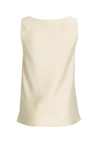 Blouse crème en satin sans manches avec encolure bateau et texture lisse, présentée sur un fond blanc uni.