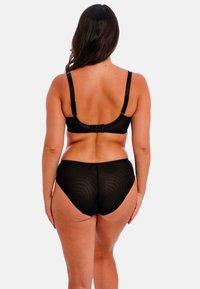 Musta alusvaatesetti, joka sisältää verkkotuotteen rintaliivit säädettävillä olkaimilla ja koukkulukolla, jotka täydentävät yhteensopivat korkeat alushousut.