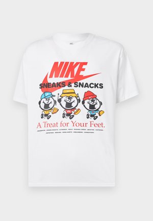 T-shirt en coton blanc avec un graphisme coloré représentant trois personnages portant des chapeaux et de la nourriture, accentué par un grand logo rouge "NIKE".