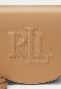 Rjav usnjen torbic za čez ramo z vtisnjenim logotipom "RL", vidnimi šivi, ukrivljeno obliko in snemljivim trakom. Gladka tekstura.