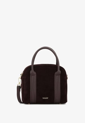 Malá tmavohnedá semišová kabelka s dvoma zaoblenými rúčkami, koženými detailmi, zlatou kovovou sponou a logom "kazar" vpredu.
