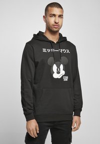 Crna dukserica napravljena od mješavine pamuka, s prednjim džepom, kapuljačom na vezanje, i velikim bijelim Mickey Mouse grafičkim prikazom s japanskim tekstom.