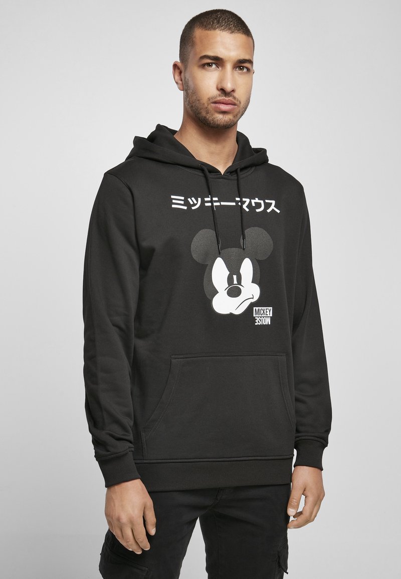Crna dukserica napravljena od mješavine pamuka, s prednjim džepom, kapuljačom na vezanje, i velikim bijelim Mickey Mouse grafičkim prikazom s japanskim tekstom.