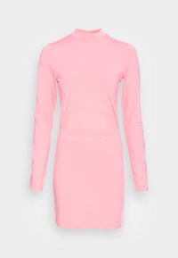Vestido rosa de manga longa com gola alta, apresentando um detalhe recortado na cintura, feito de um tecido liso e elástico.