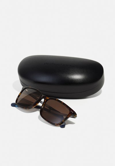 Tortoise shell slnečníky s hnedými šošovkami, prezentované vedľa čierneho púzdra s vyrazeným nápisom "Polo Ralph Lauren." Štvorcový dizajn rámu.