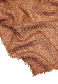 Brązowy, teksturowany szalik o miękkim, tkanym wyglądzie i postrzępionych brzegach, prezentujący lekki i przewiewny design.
