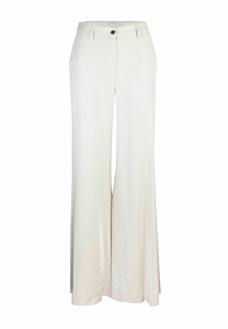 Pantaloni larghi color crema realizzati in tessuto leggero. Presentano una chiusura con bottone, tasche laterali e una texture liscia.