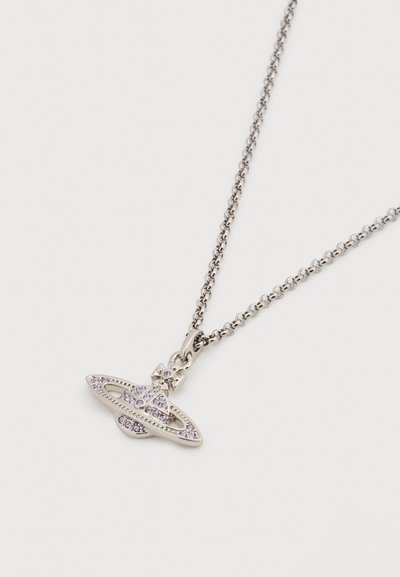 Ασημένιο κολιέ με μενταγιόν σε σχήμα Κρόνου με μοβ πέτρες. Η αλυσίδα είναι λεπτεπίλεπτη και με υφή.