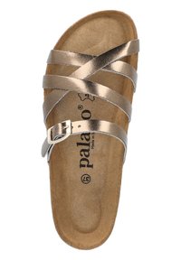 Sandalo estivo argento metallizzato con cinturini incrociati e fibbia regolabile. Plantare imbottito beige con il logo del marchio stampato all'interno.