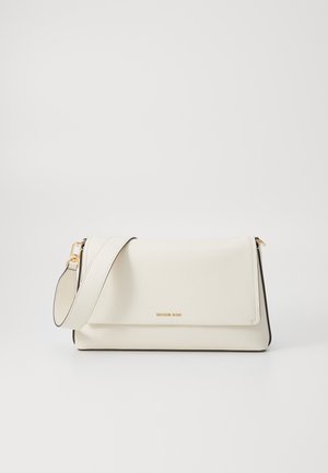 Borsa a tracolla in pelle bianca con chiusura a patta, hardware dorato e tracolla rimovibile, con un bordo scuro a contrasto.