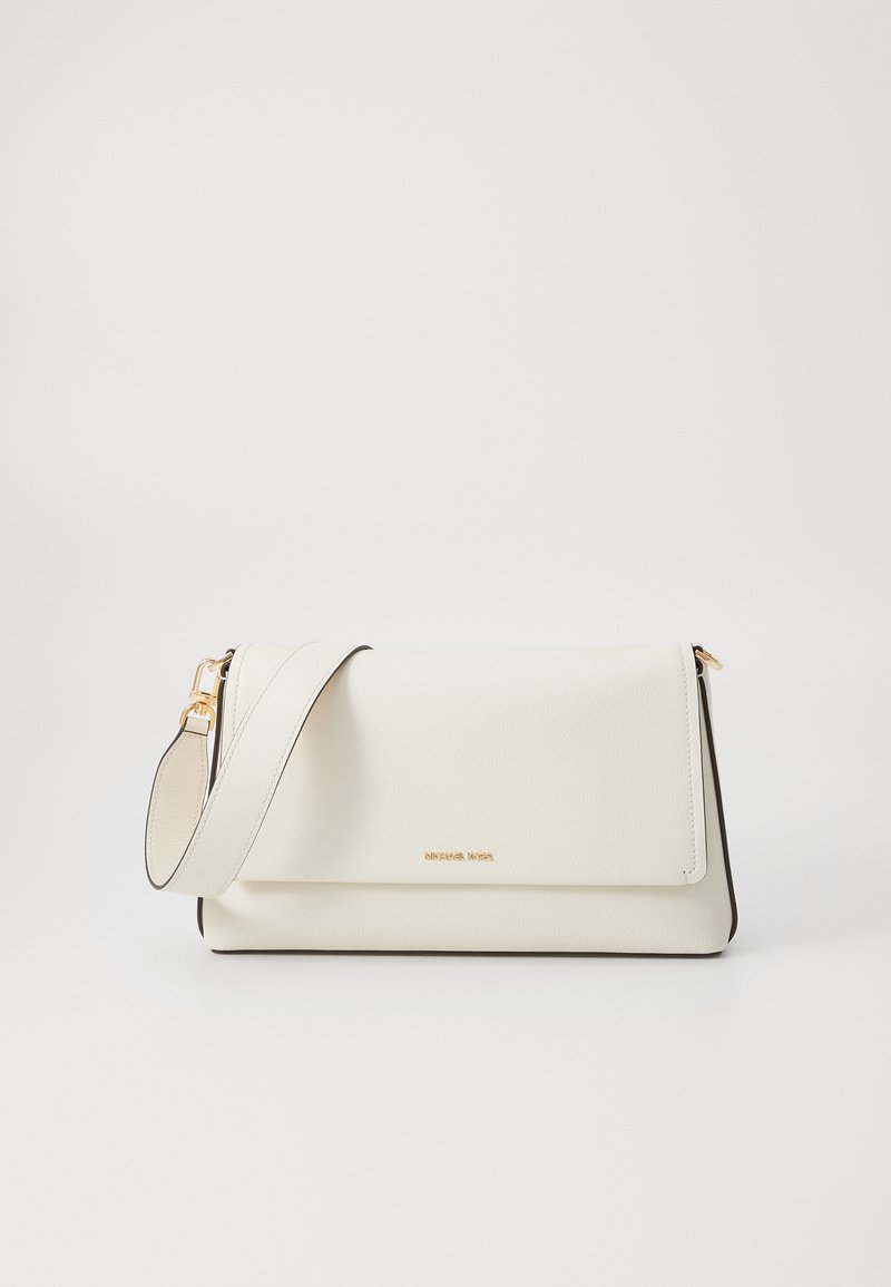 Bolsa de couro branca com fecho de aba, ferragens douradas e uma alça de ombro removível, apresentando um acabamento escuro em contraste.