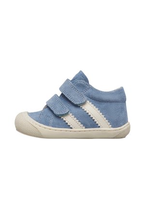 Scarpa da ginnastica blu per bambino piccolo con suola in gomma bianca, due strisce in Velcro e due strisce bianche laterali su sfondo bianco.