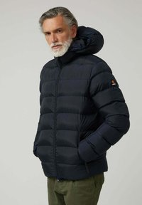 Chaqueta de plumas azul marino con capucha, diseño acolchado, cremallera frontal y bolsillos laterales. Fabricada con material ligero y resistente al agua.